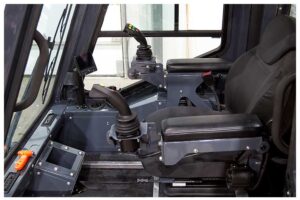 The Cameleon sidewalk plow has replaced the steering wheel by a joystick control to enhance maneuverability and operator confort